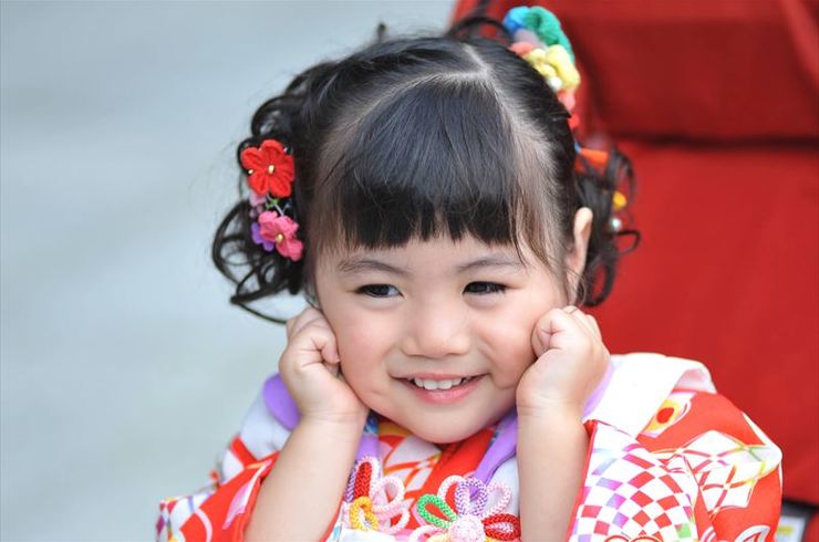 赤い着物の女の子